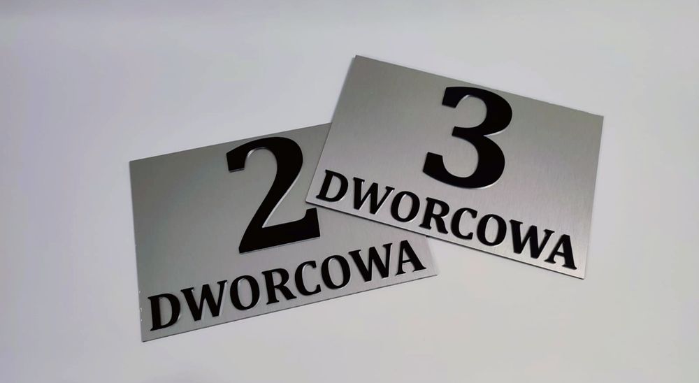 Eleganckie tabliczki z numerem domu – dibond + litery z plexi 3 mm