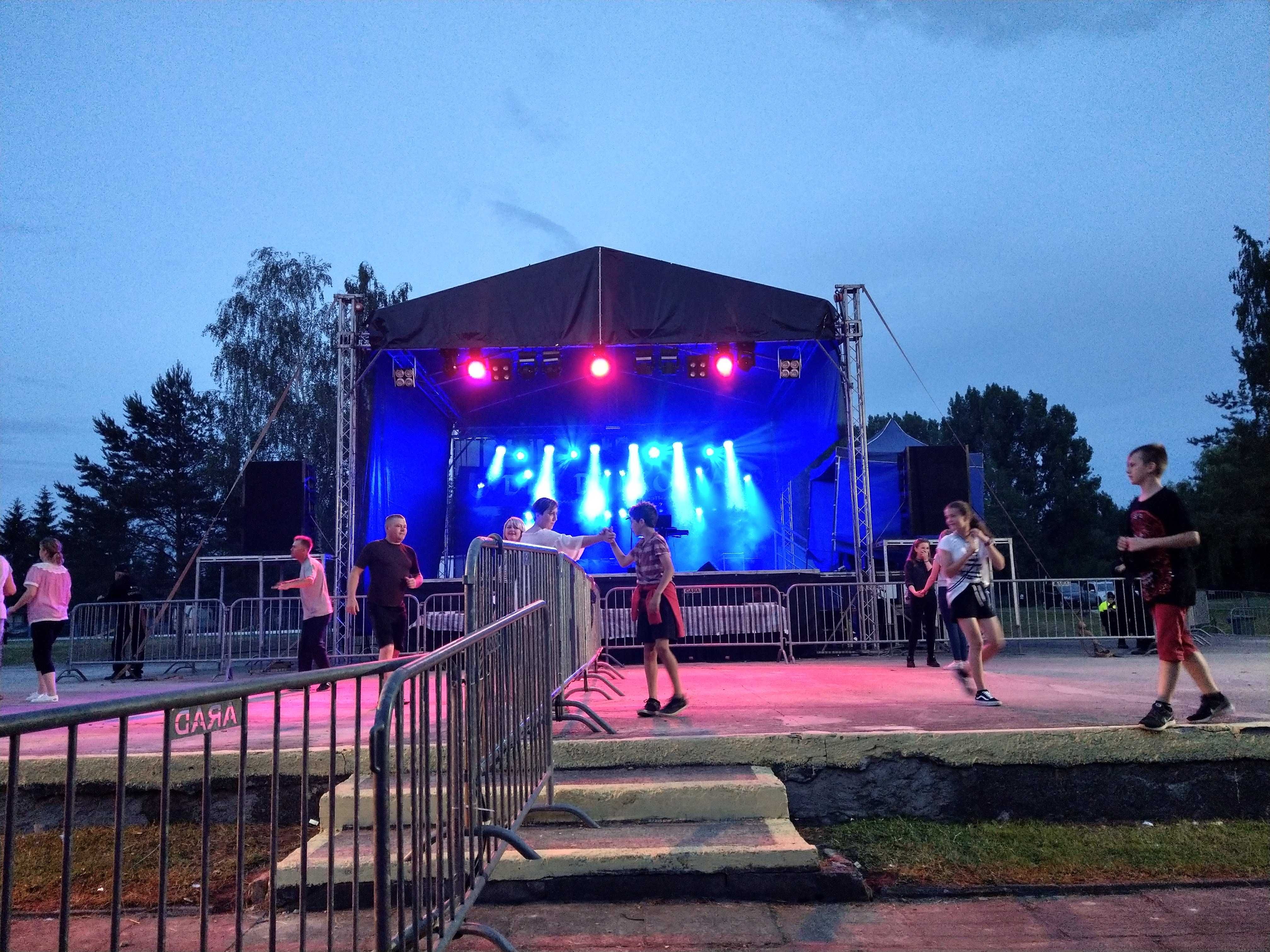 Scena kompletna 8m szerokość  x 8m długość x 7m wysokość