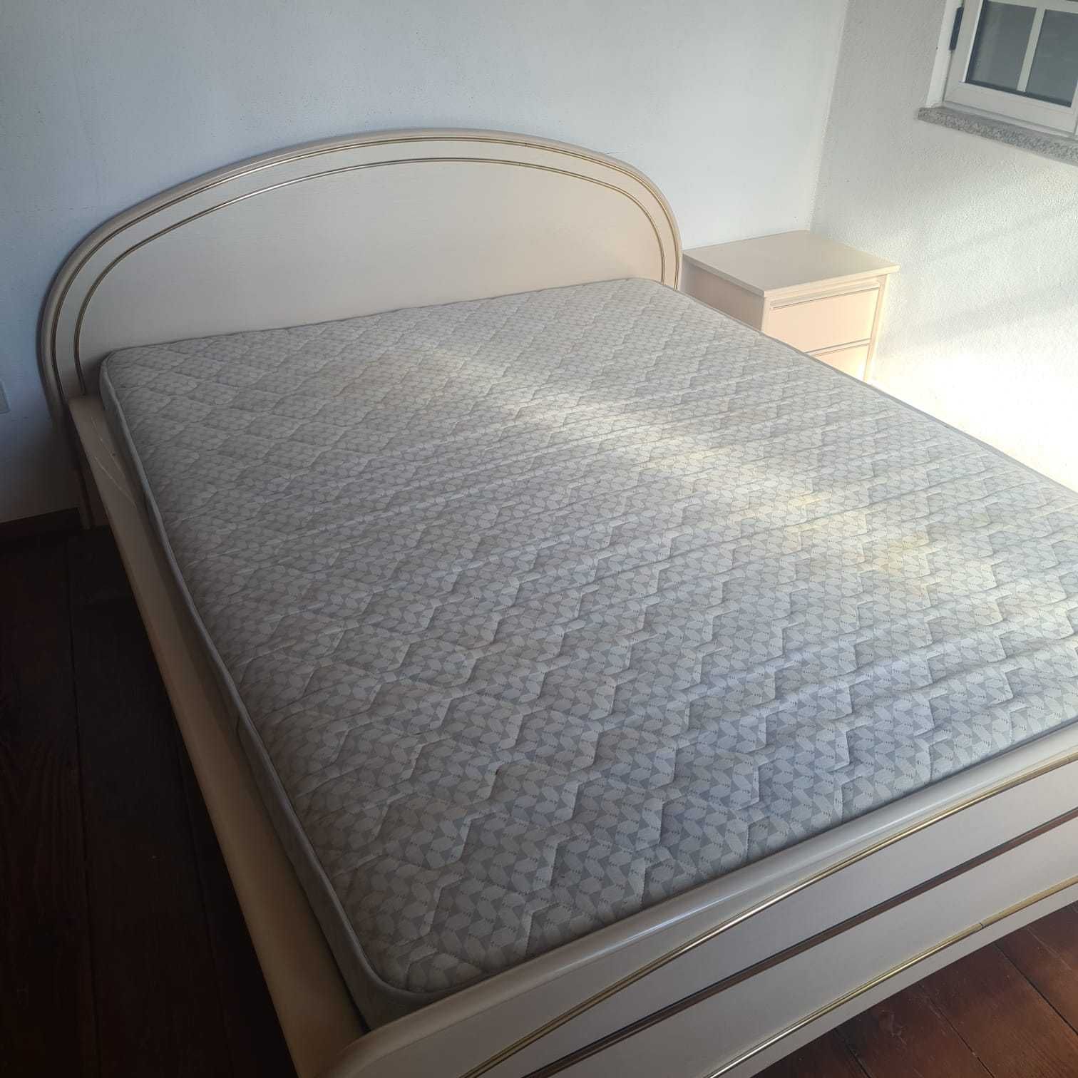 Quarto de casal com mesas de cabeceira