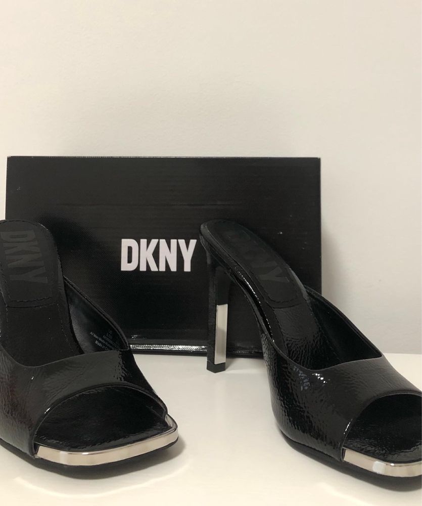 Босоножки Anya от DKNY