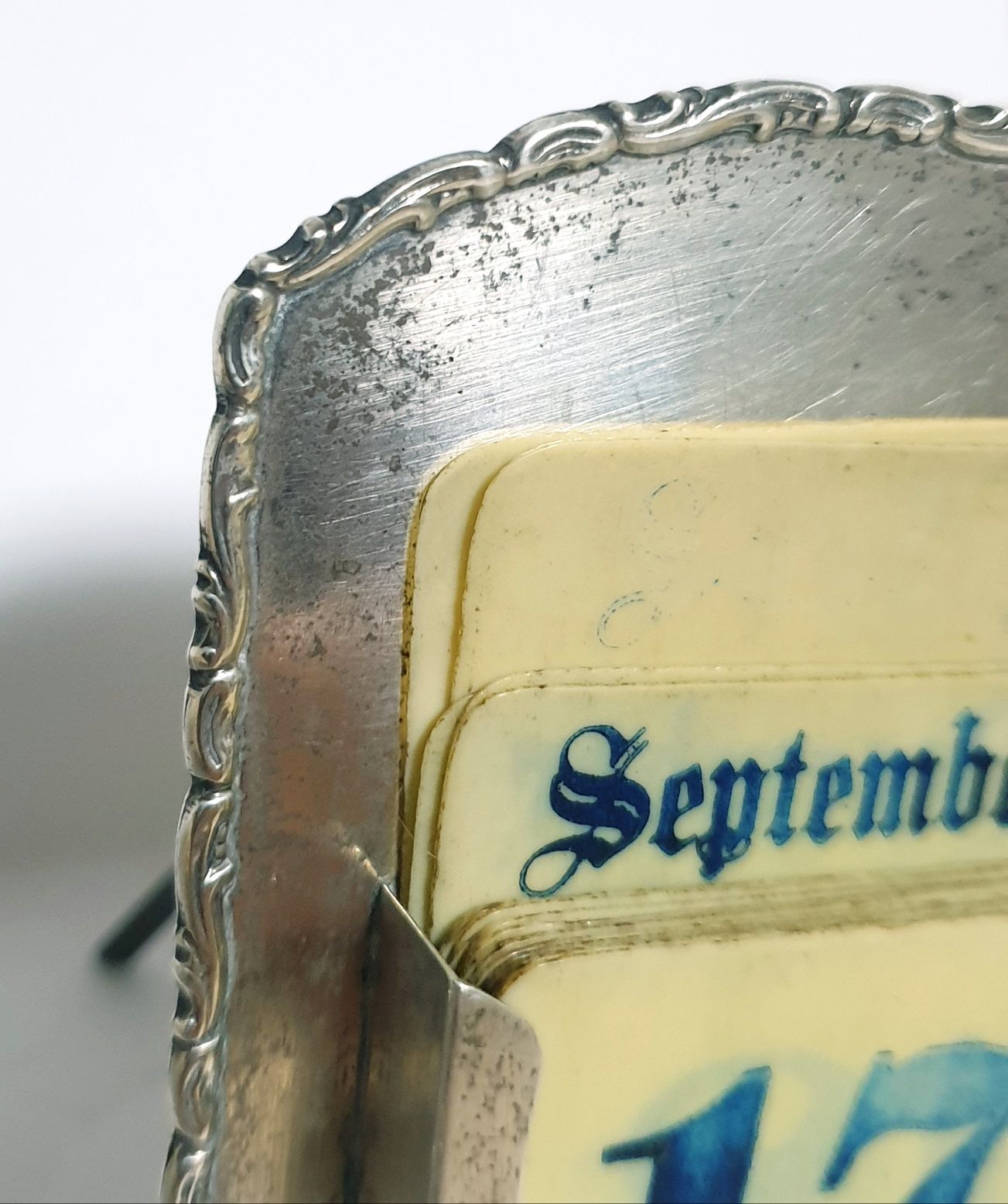 Antigo calendário perpétuo de mesa secretária em prata inglesa