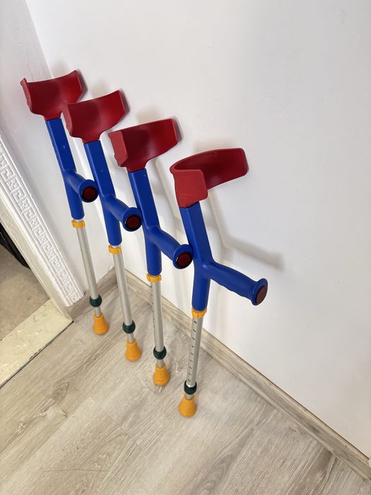 Дитячі милиці з опорою під лікоть