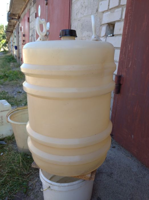 Продам бочку пластмасса 50 литров.