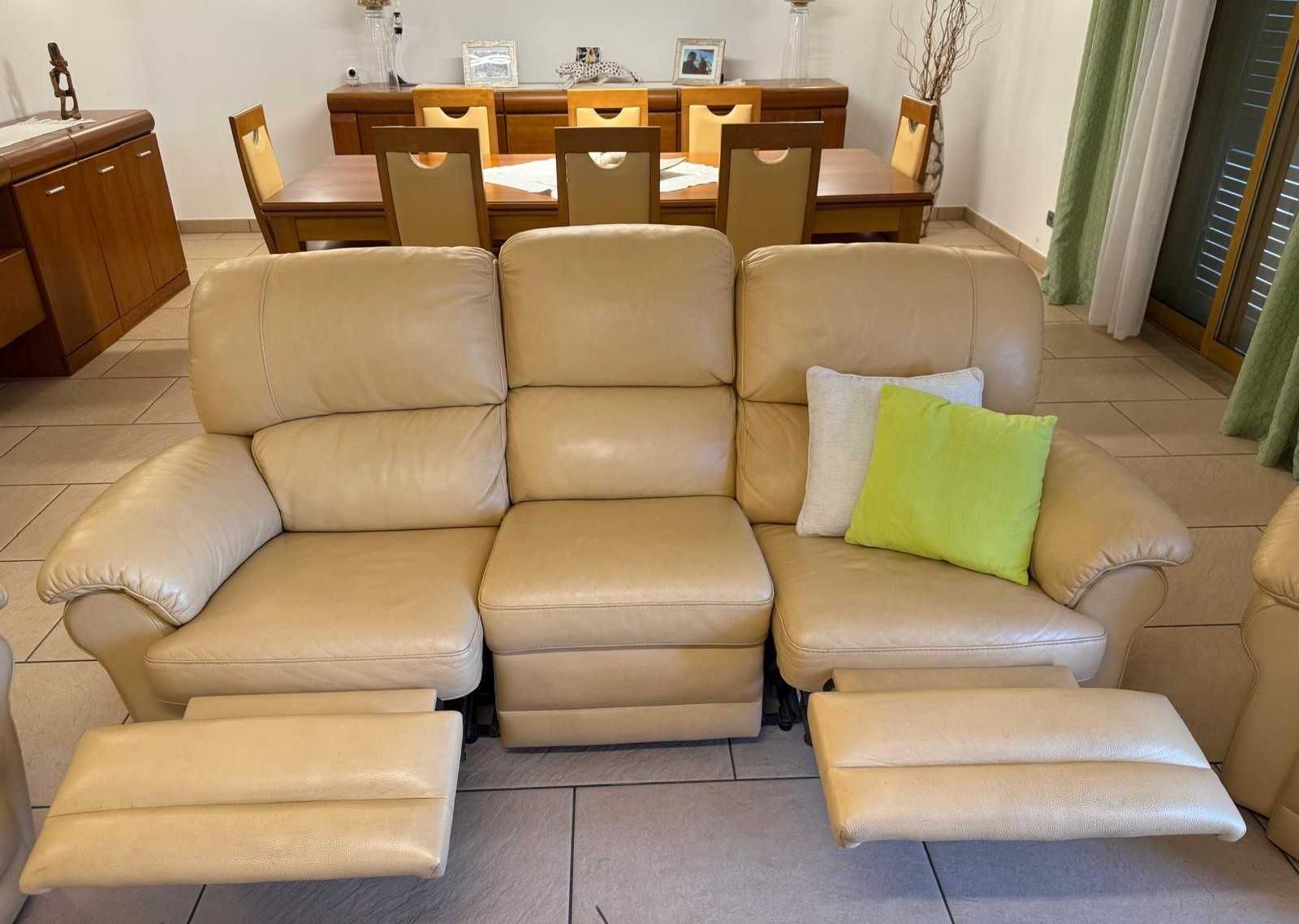 Conjunto de sofás de sala e mesa de apoio