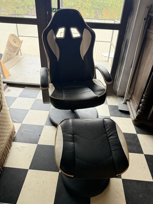 Fotel obrotowy z podnóżkiem w stylu gamingowym