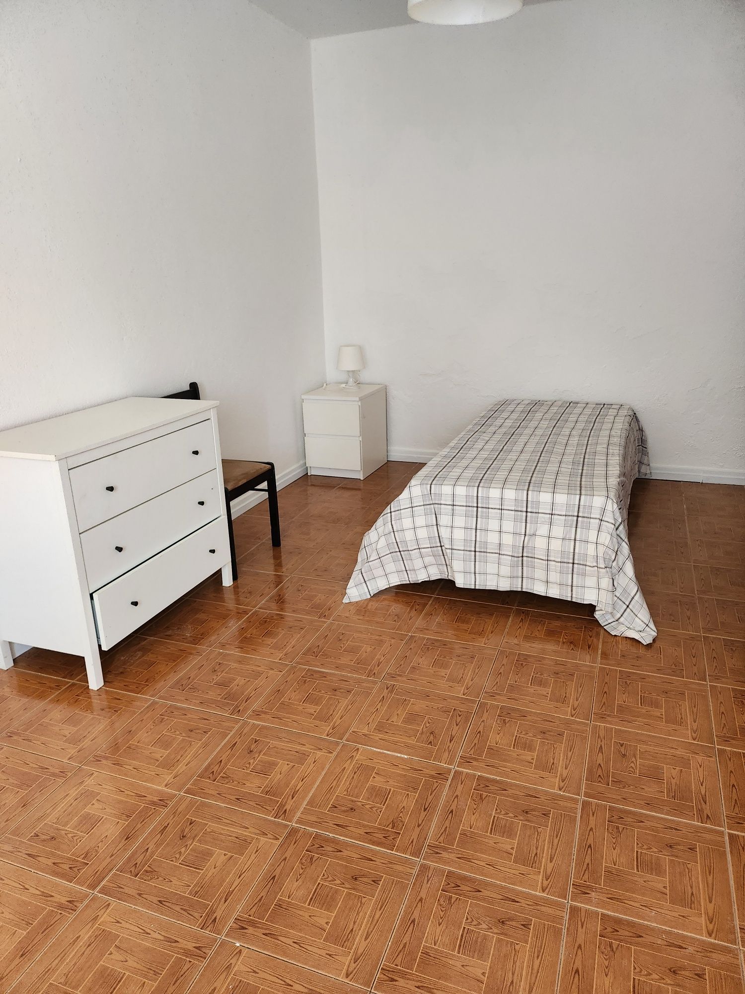 Alugam-se 3 quartos a estudantes