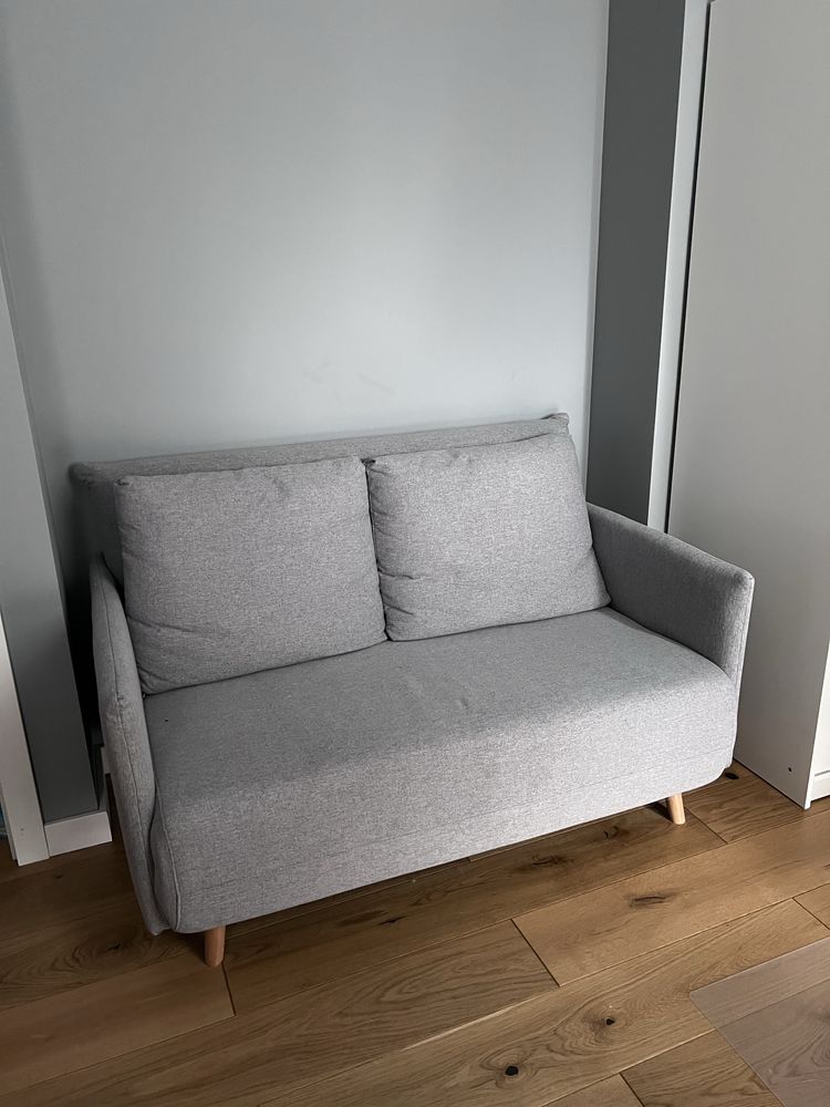 Mala zgrabna sofa z funkcją spania