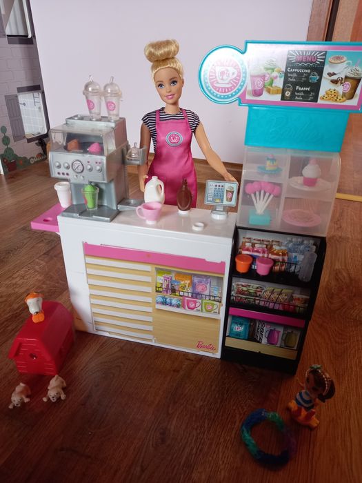 Lalka Barbie i kawiarnia