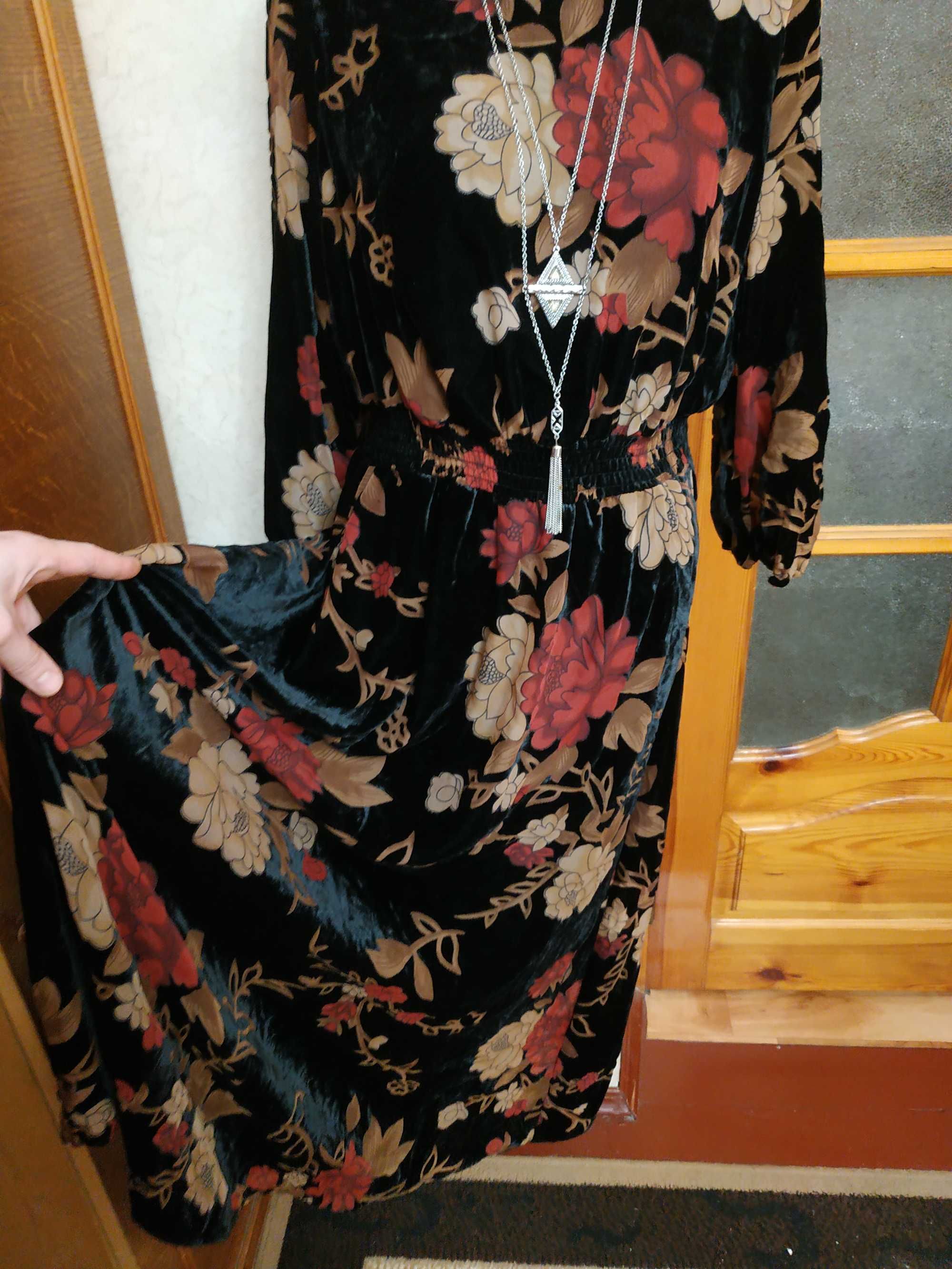 Неймовірна чорна оксамитова сукня міді в квітковий принт для дівчат,46