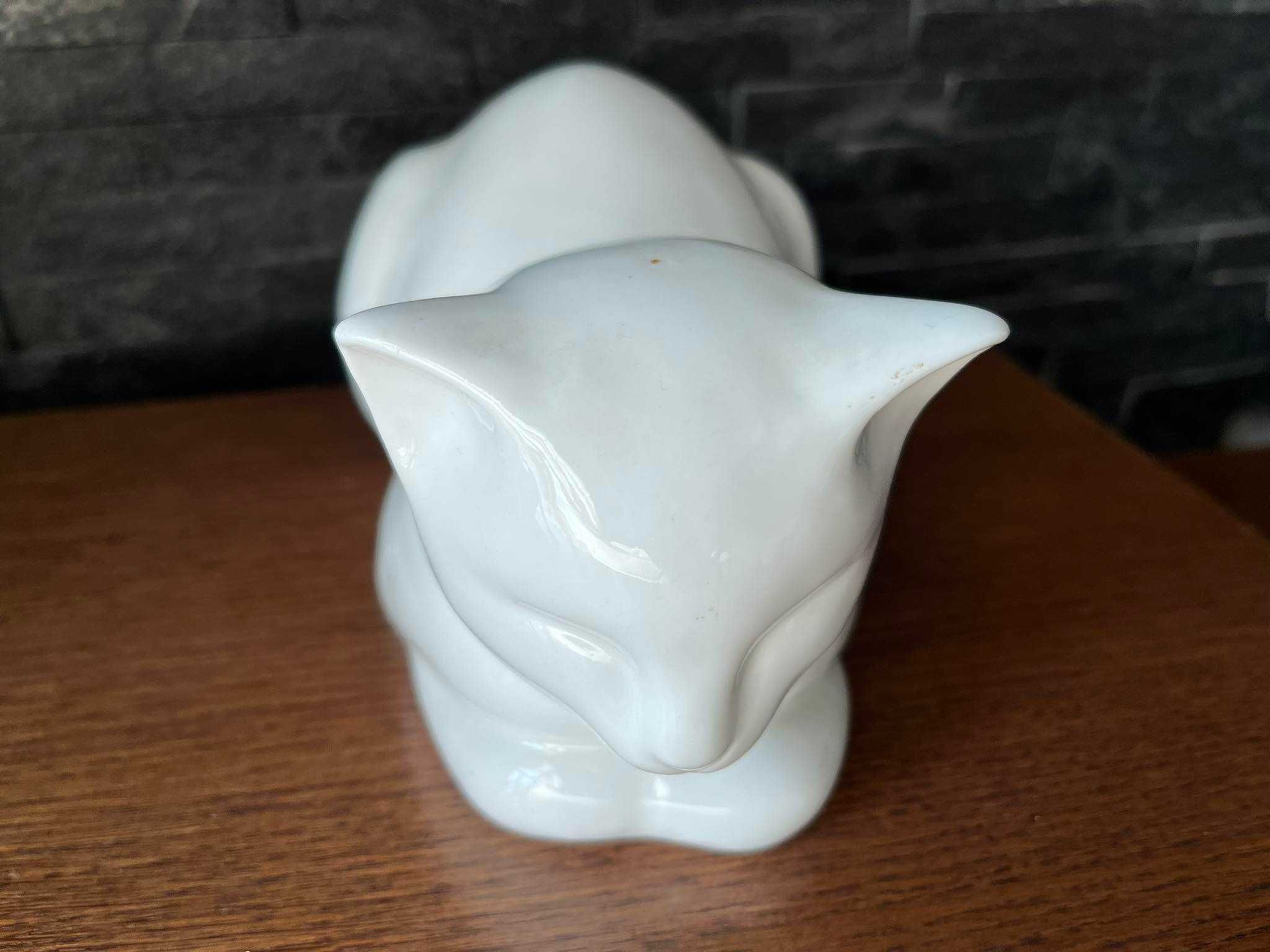 Kot biały leżący figurka porcelanowa