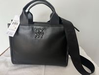 Czarna torebka DKNY