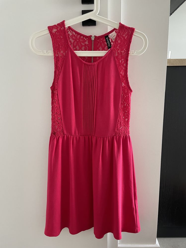 Różowa sukienka z koronką H&M