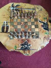 Маска і шахи з дерева і метала