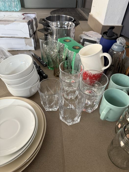 Zestaw naczyń zastawa talerze kubki szklanki sztućce wyposazenie miesz