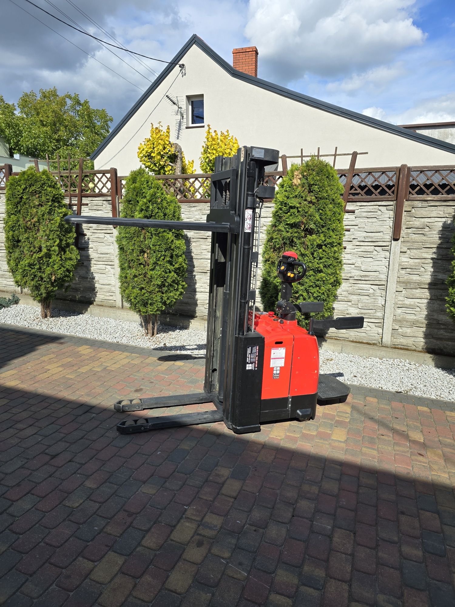 Wózek paletowy masztowy elektryczny triplex UDT Heli 2019r 1.6t widlak