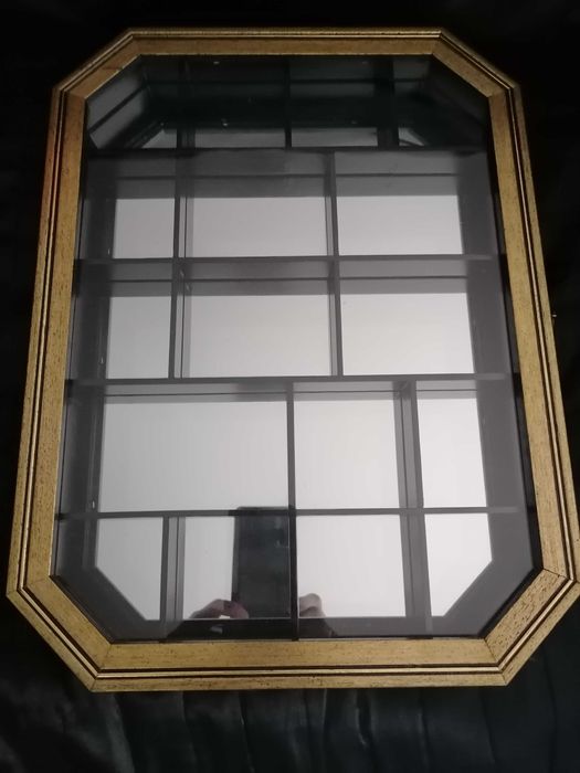 Vitrine em madeira dourado com espelho