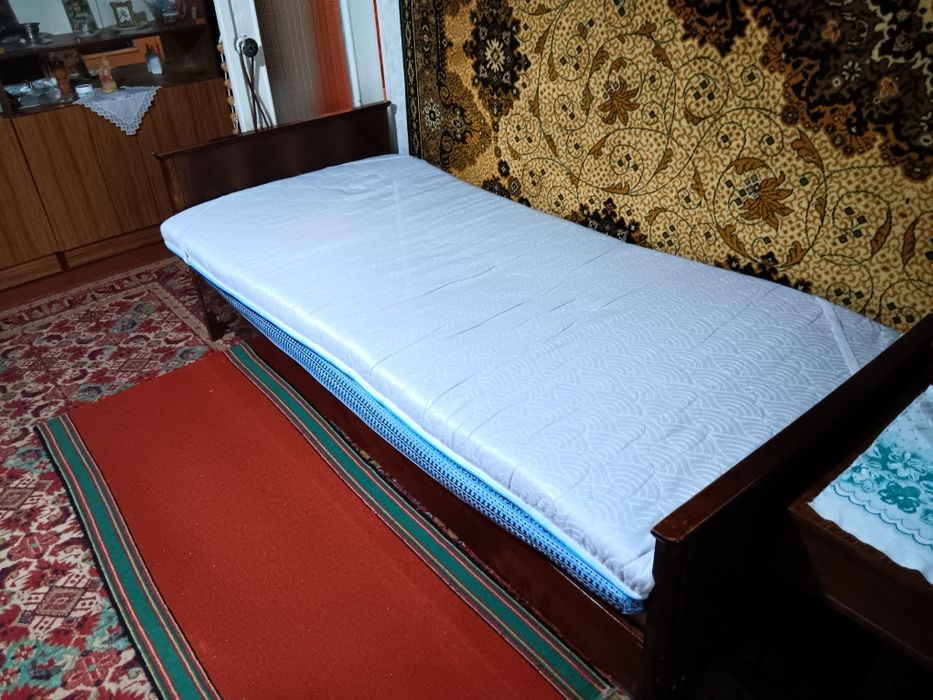 Продам  одно-спальную кровать, из спального гарнитура,  пр-производств