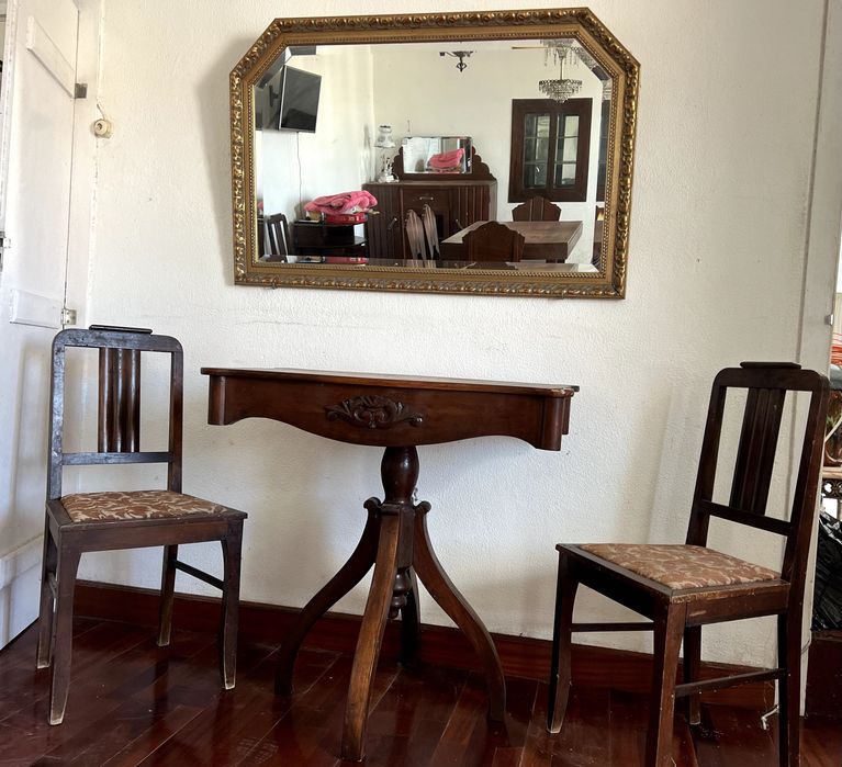 Conjunto de móveis antigos: mesa + 2 cadeiras + espelho dourado