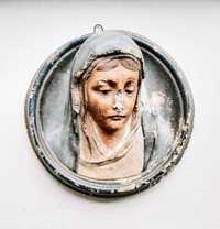 Stary medalion rzeźba z gipsu Matka Boska zawieszka