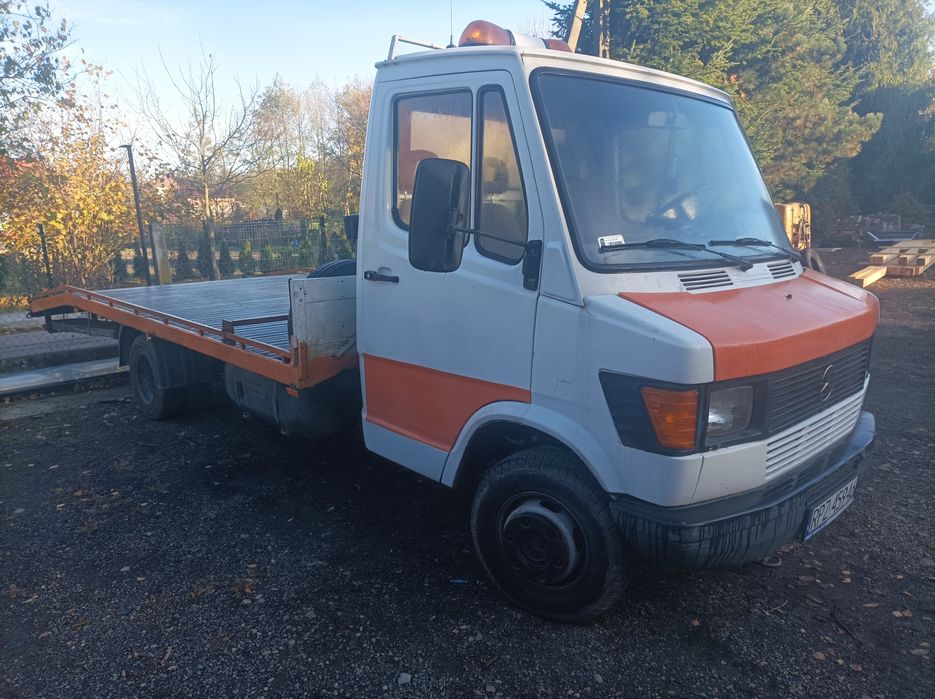 Mercedes kaczka lawetą