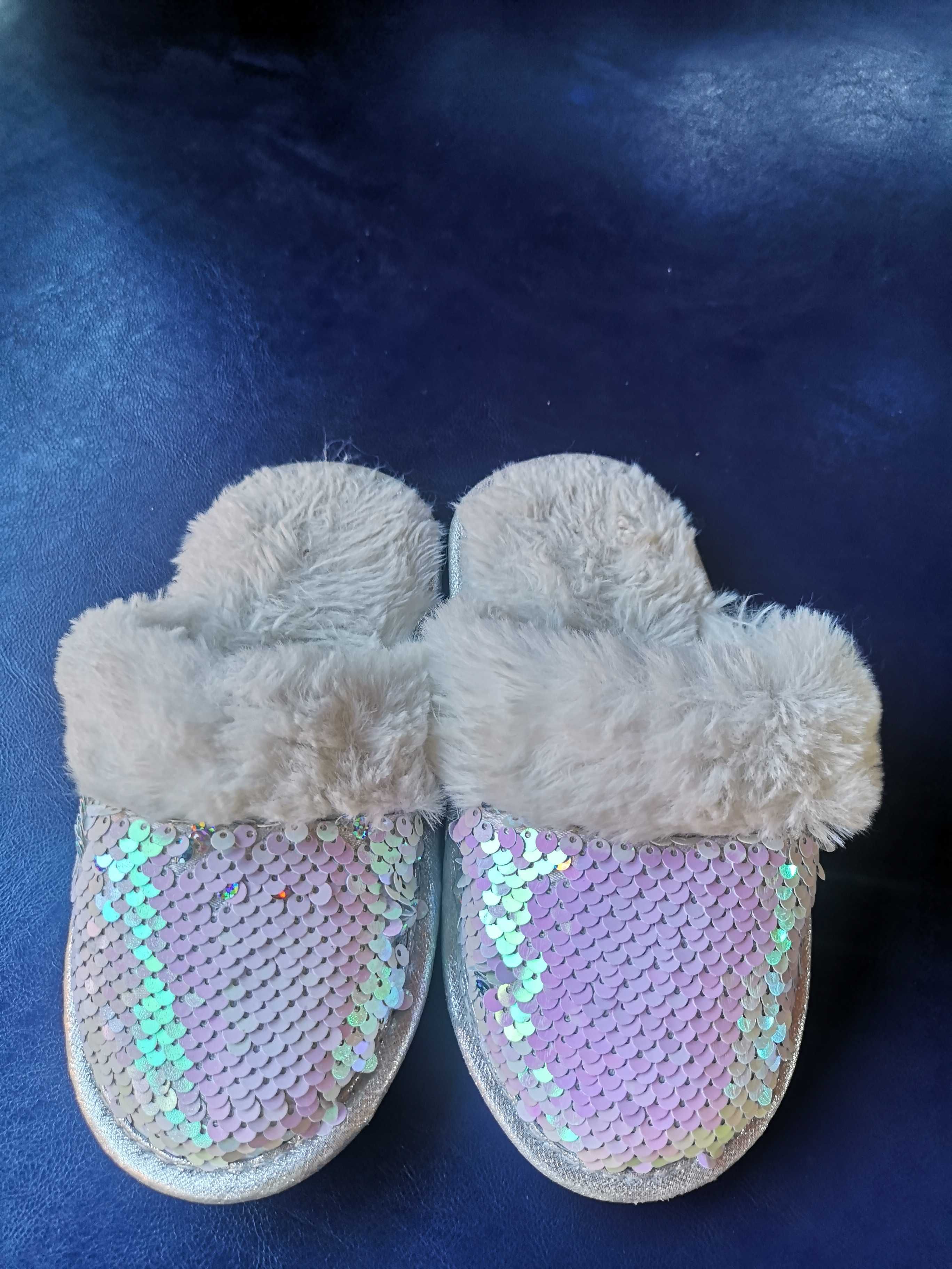 Pantofle cekinowe dla dziewczynki
