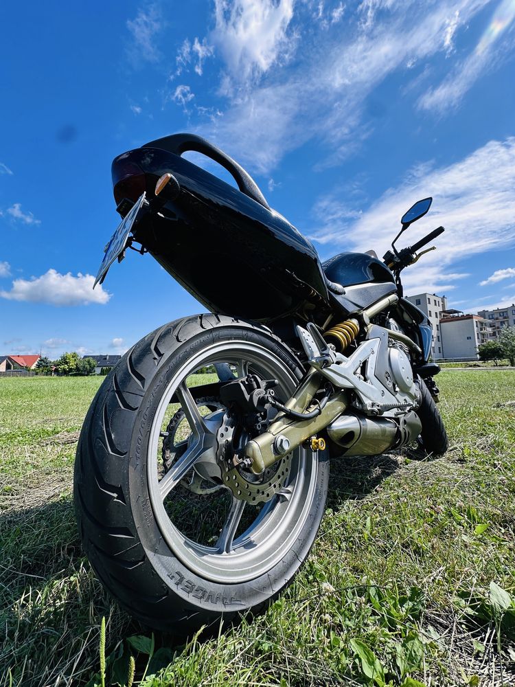 Kawasaki ER6n z kobiecych rąk