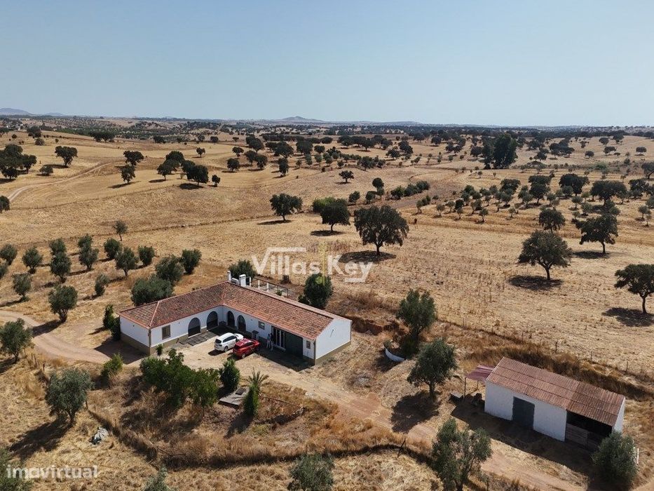 Herdade no Alentejo com área de terreno 150000m² e 1092m² de constr...