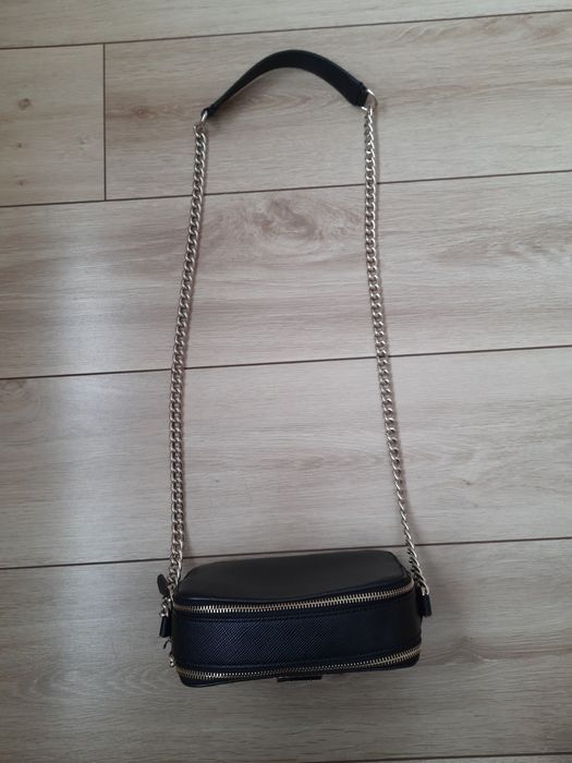 Czarna torebka Guess