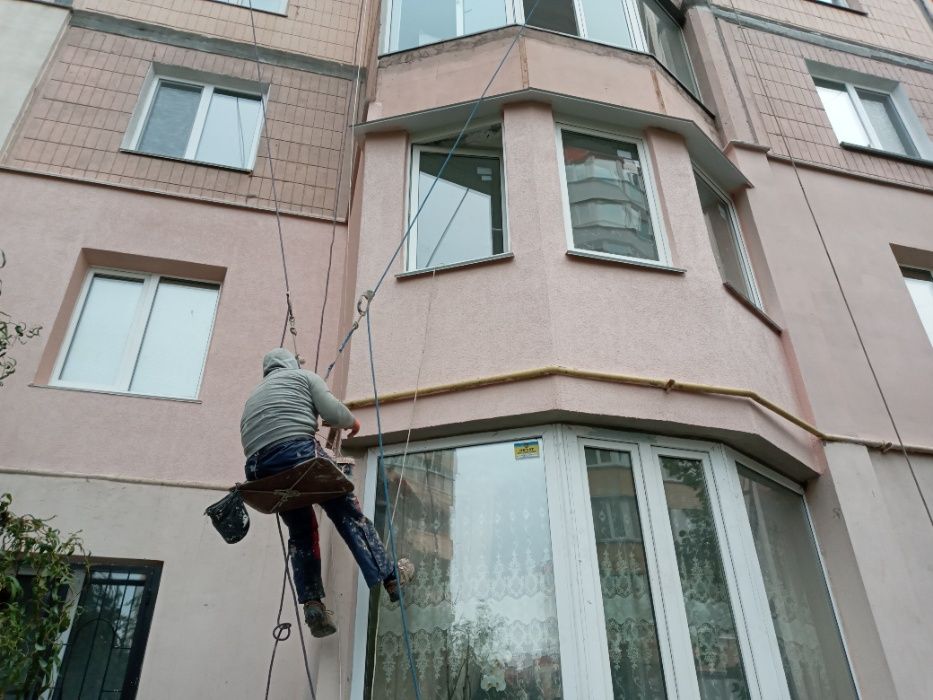Утеплення фасадів квартир балконів  будинків  верхолазні роботи маляра