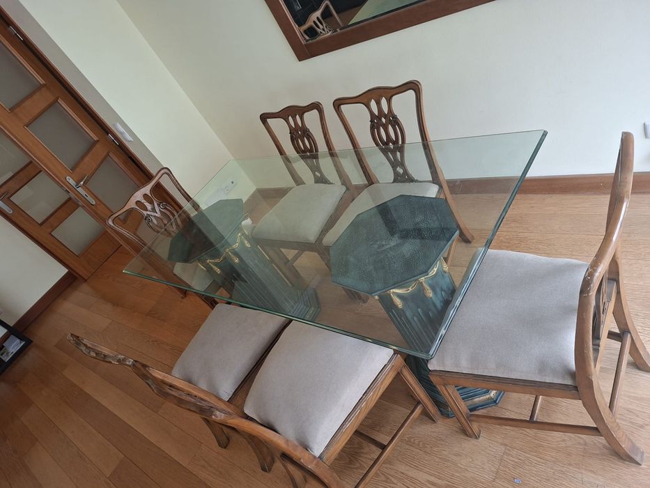 Vendo sala de jantar completa com pequenos sinais de uso