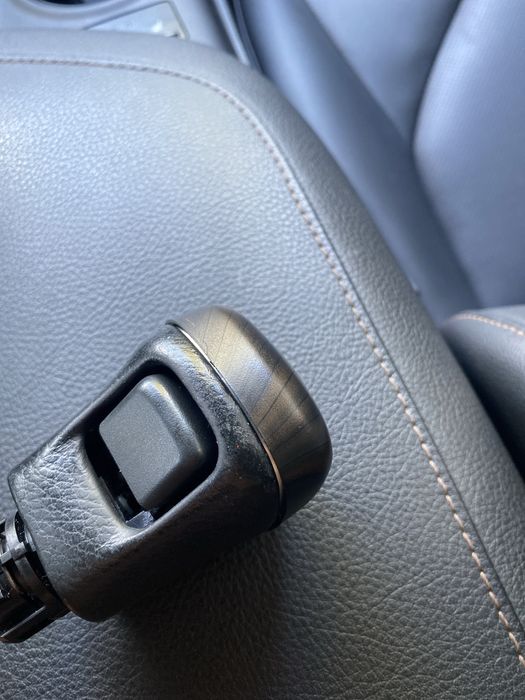 Ручка КПП Toyota Camry 70 з декоративною накладкою.