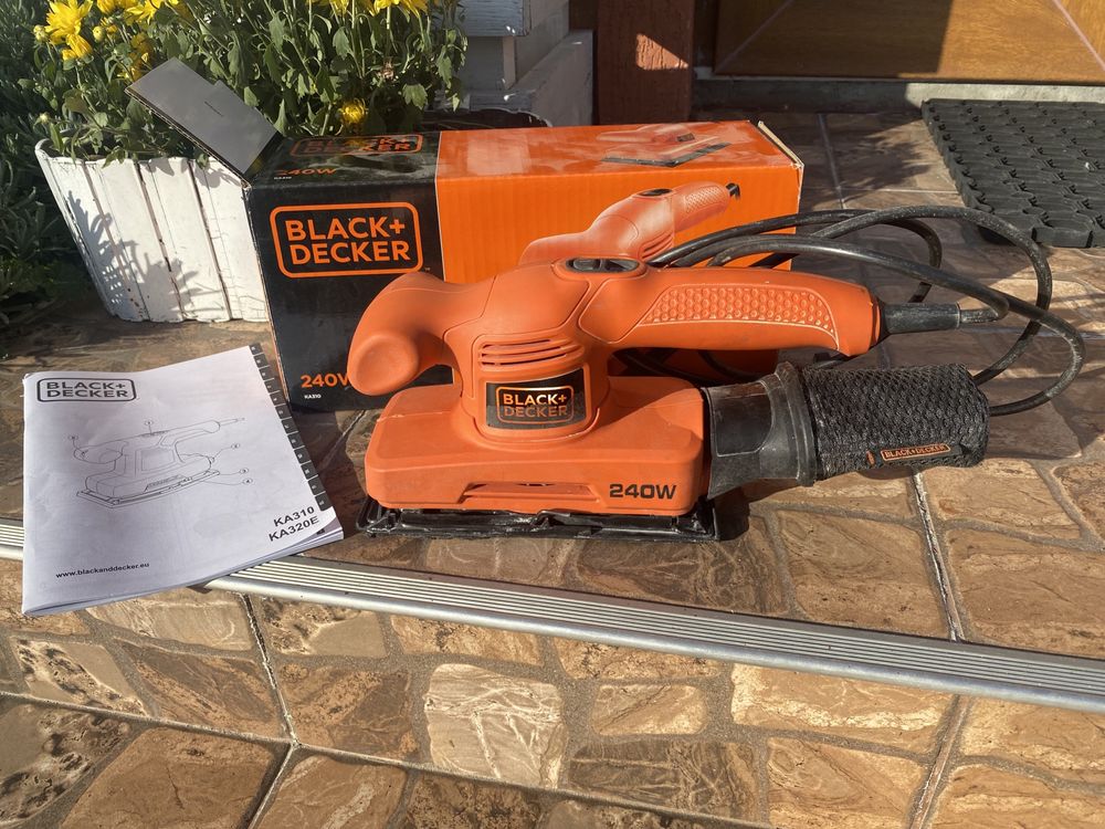 Вібраційна шліфмашина Black&Decker KA310