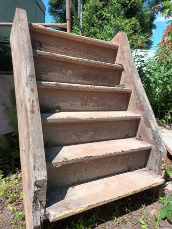 Stare schody drewniane