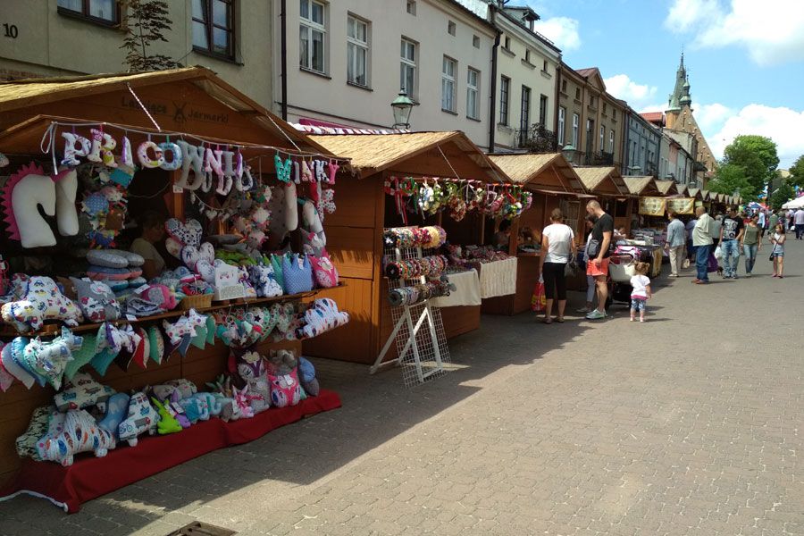 wynajem drewniany domek handlowy na jarmark, stoisko kiermaszowe