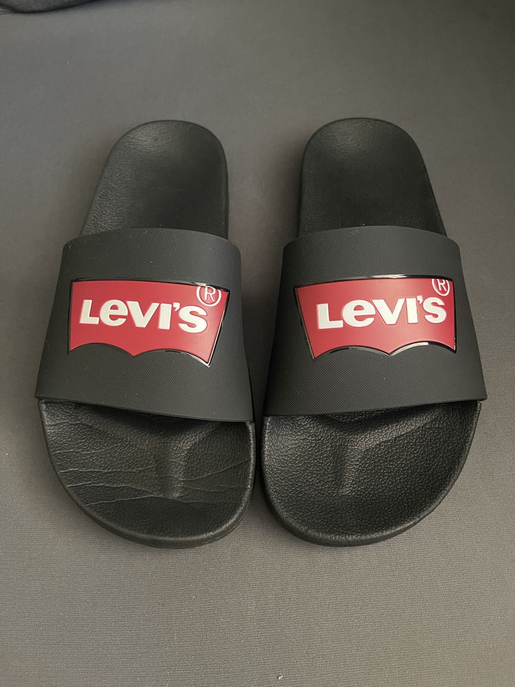Чоловічі шльопанці Levi's 913380628 40.5 (8) 26.5 см Чорні