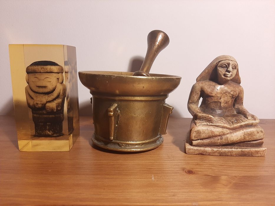 almofariz bronze estatueta egípcia  escriba sentado san Agustín