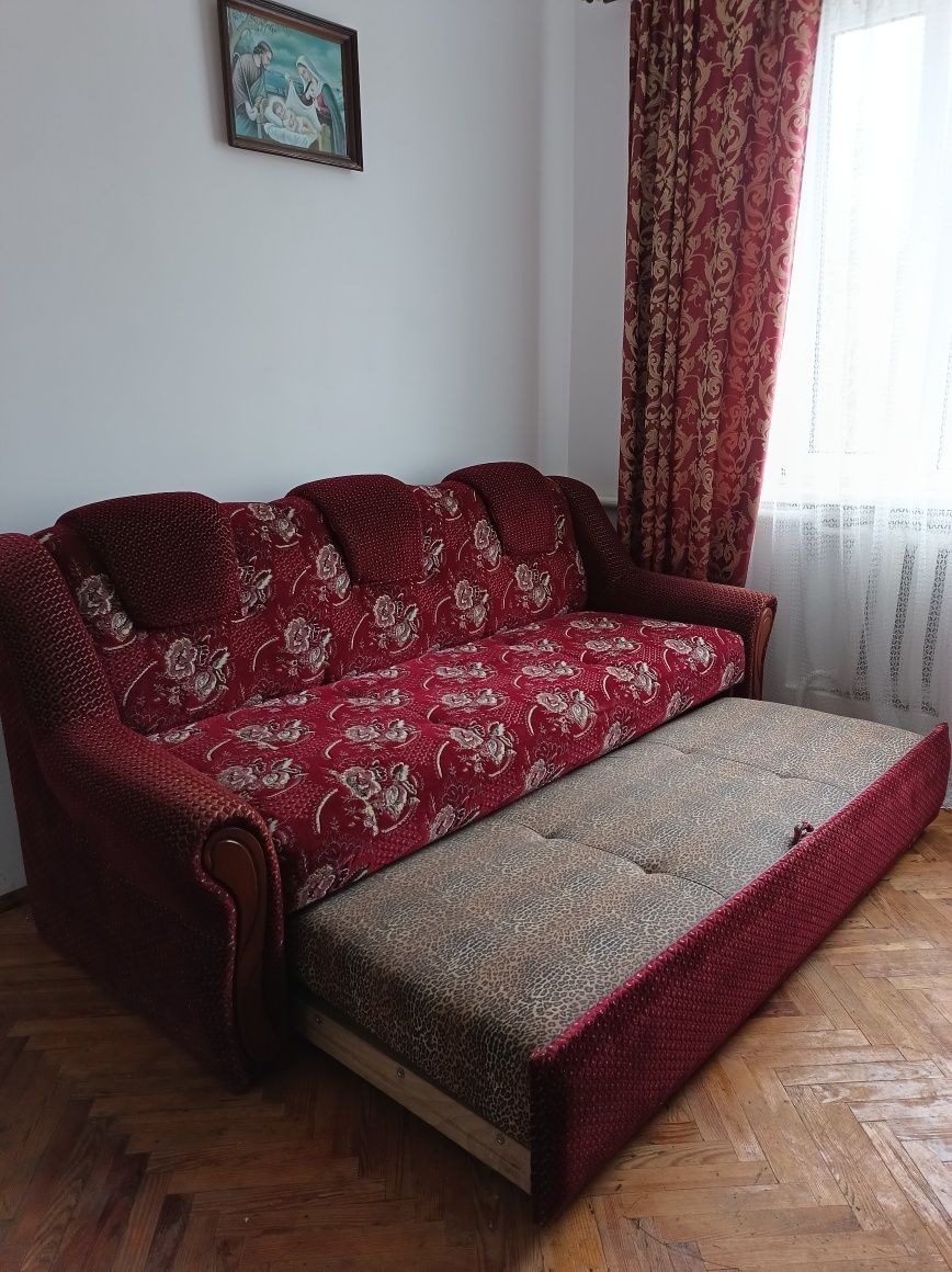 Диван мякий вишневий