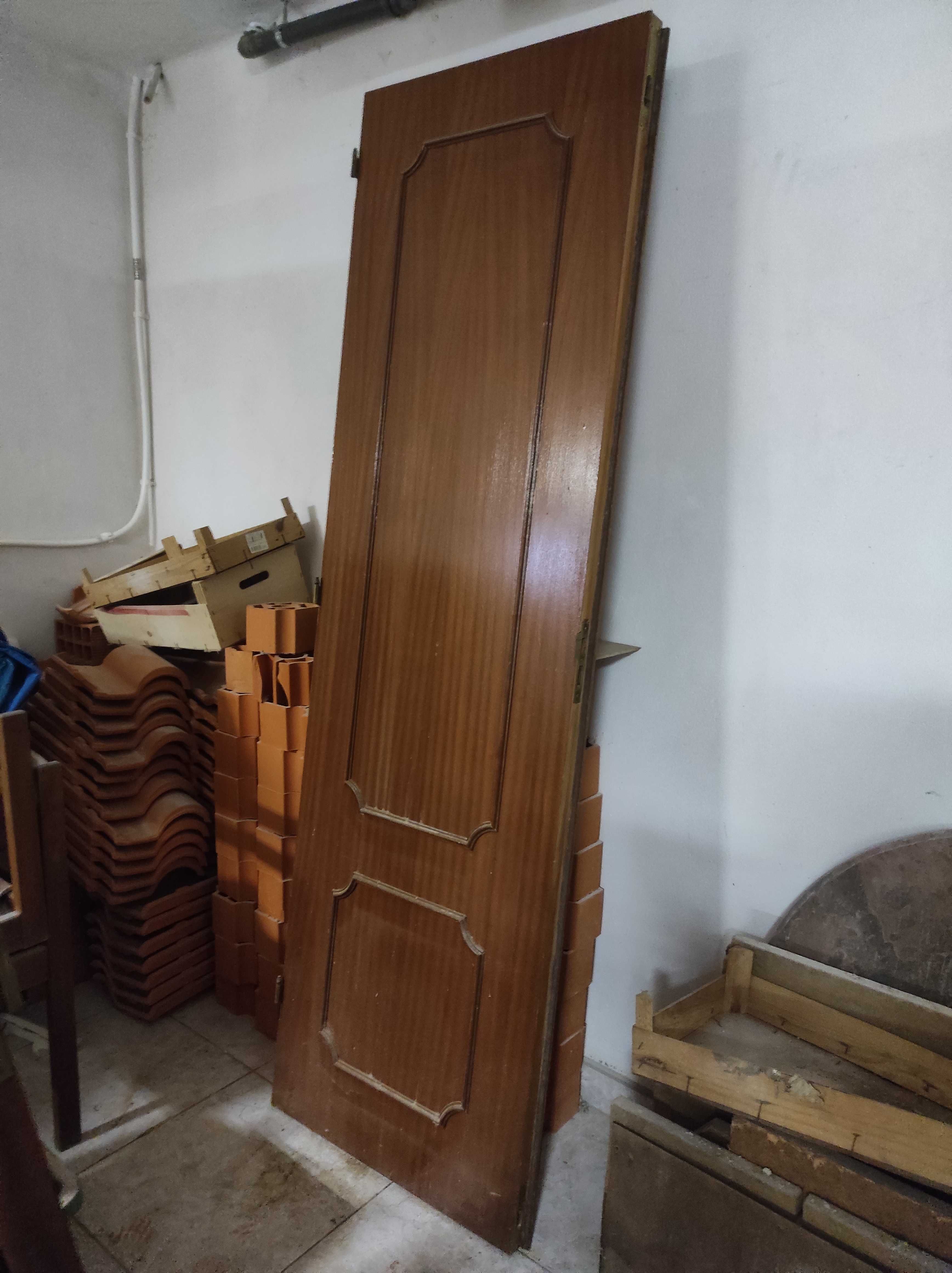 Várias Portas interiores em madeira