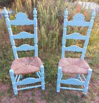 Dwa wysokie krzesła