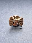 Pin do marynarki w kształcie kokardki