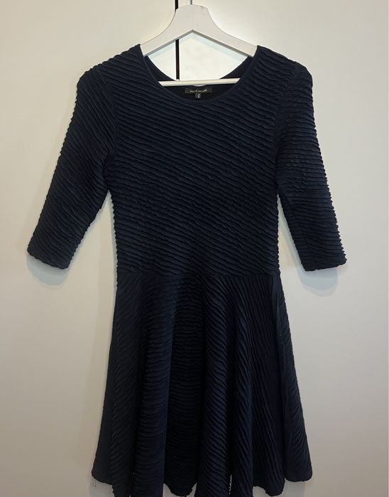 Prążkowana sukienka z rękawami 3/4