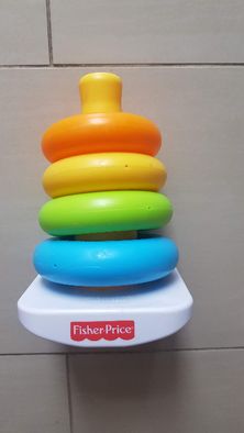 Fisher Price GKD51 Piramidka Z Kółek, Gratis śmiesjąca się łapka