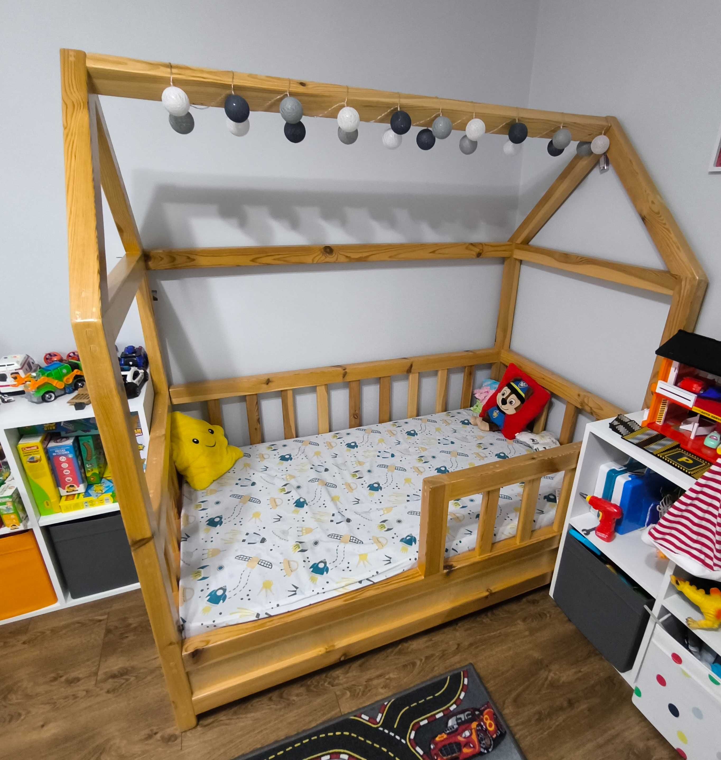 Drewniane łóżko DOMEK dla dziecka ręcznie robione + materac