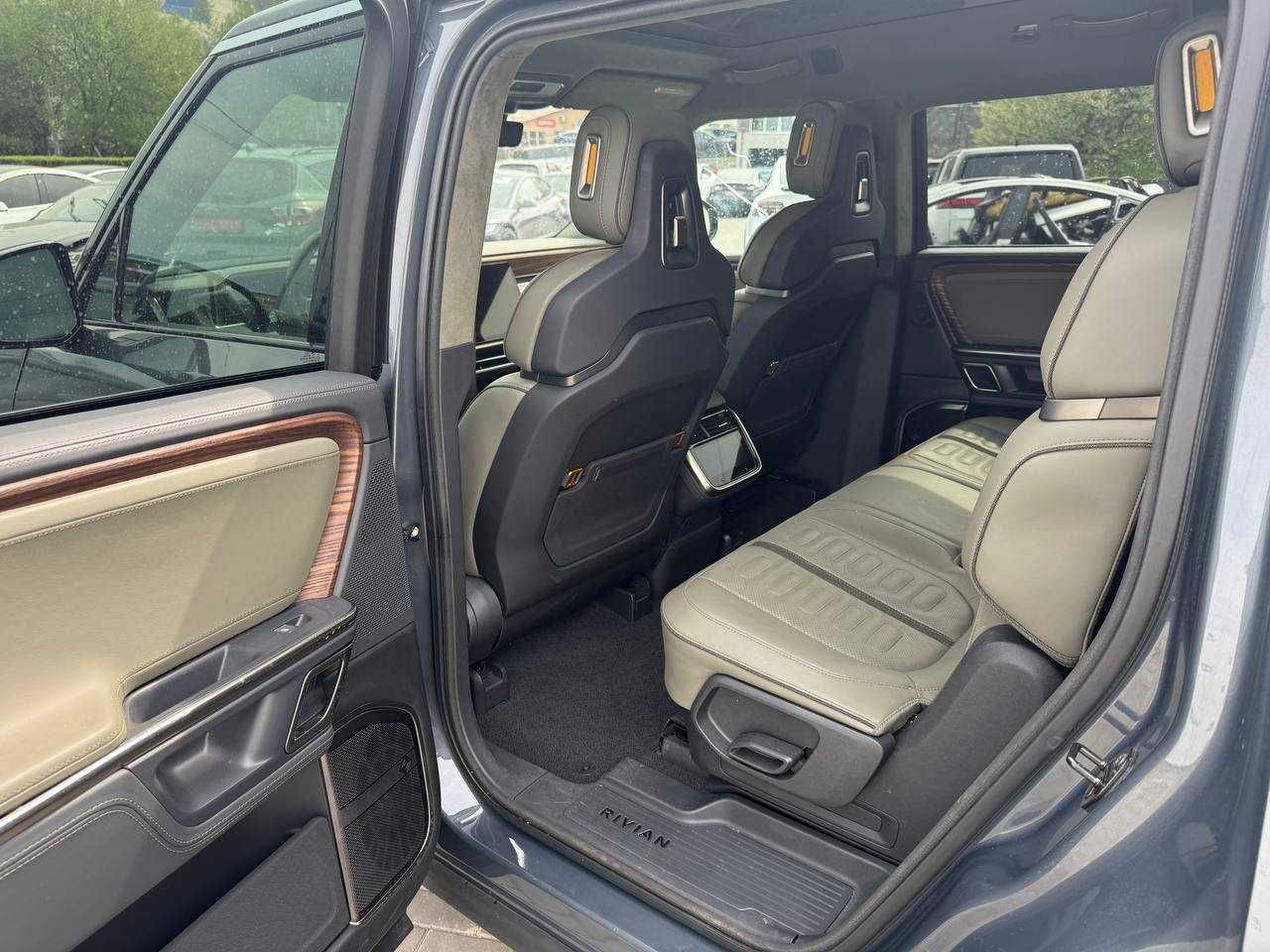 RIVIAN R1S Adventure 2023
