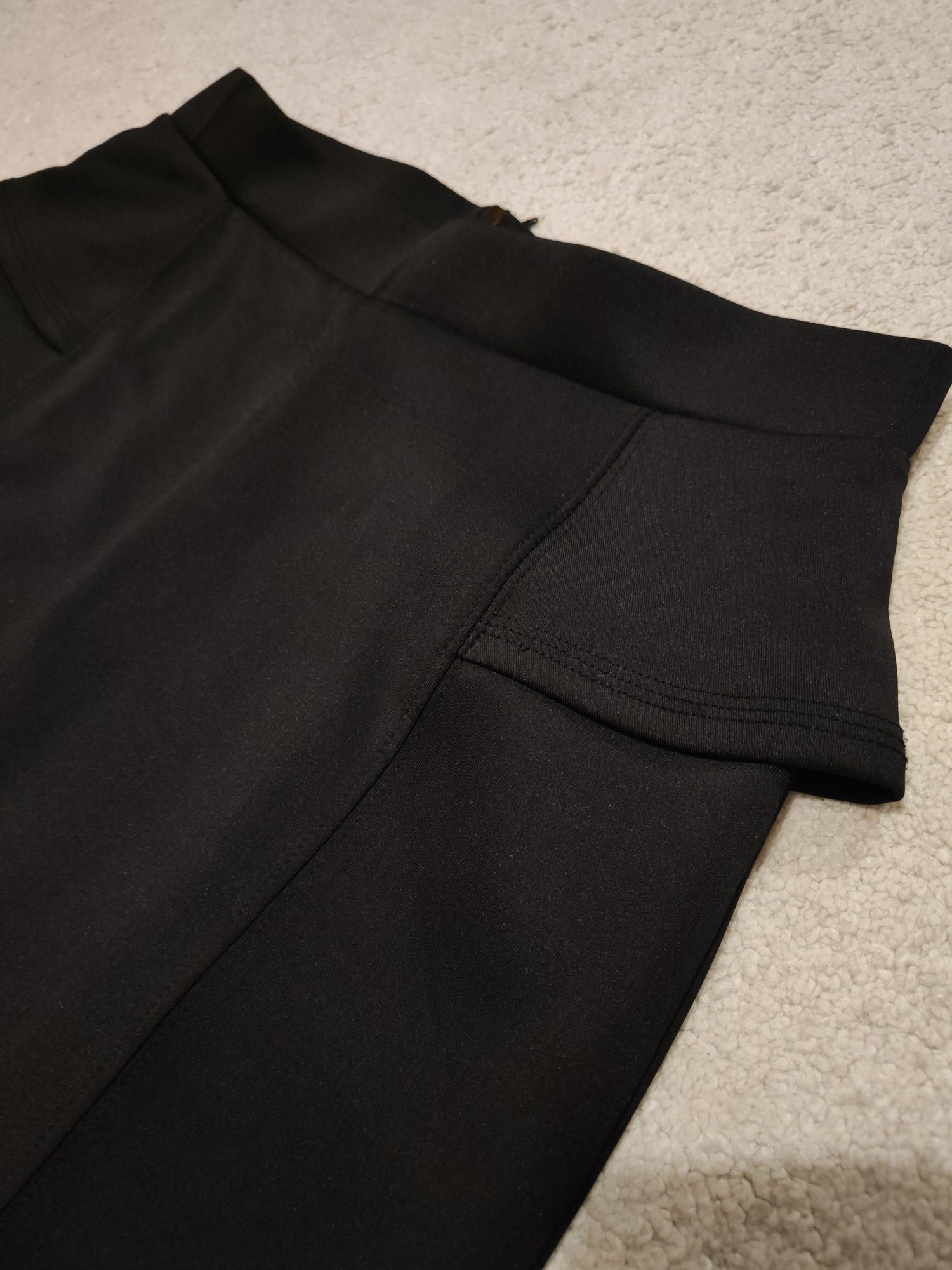 Czarna elegancka dopasowana spódnica