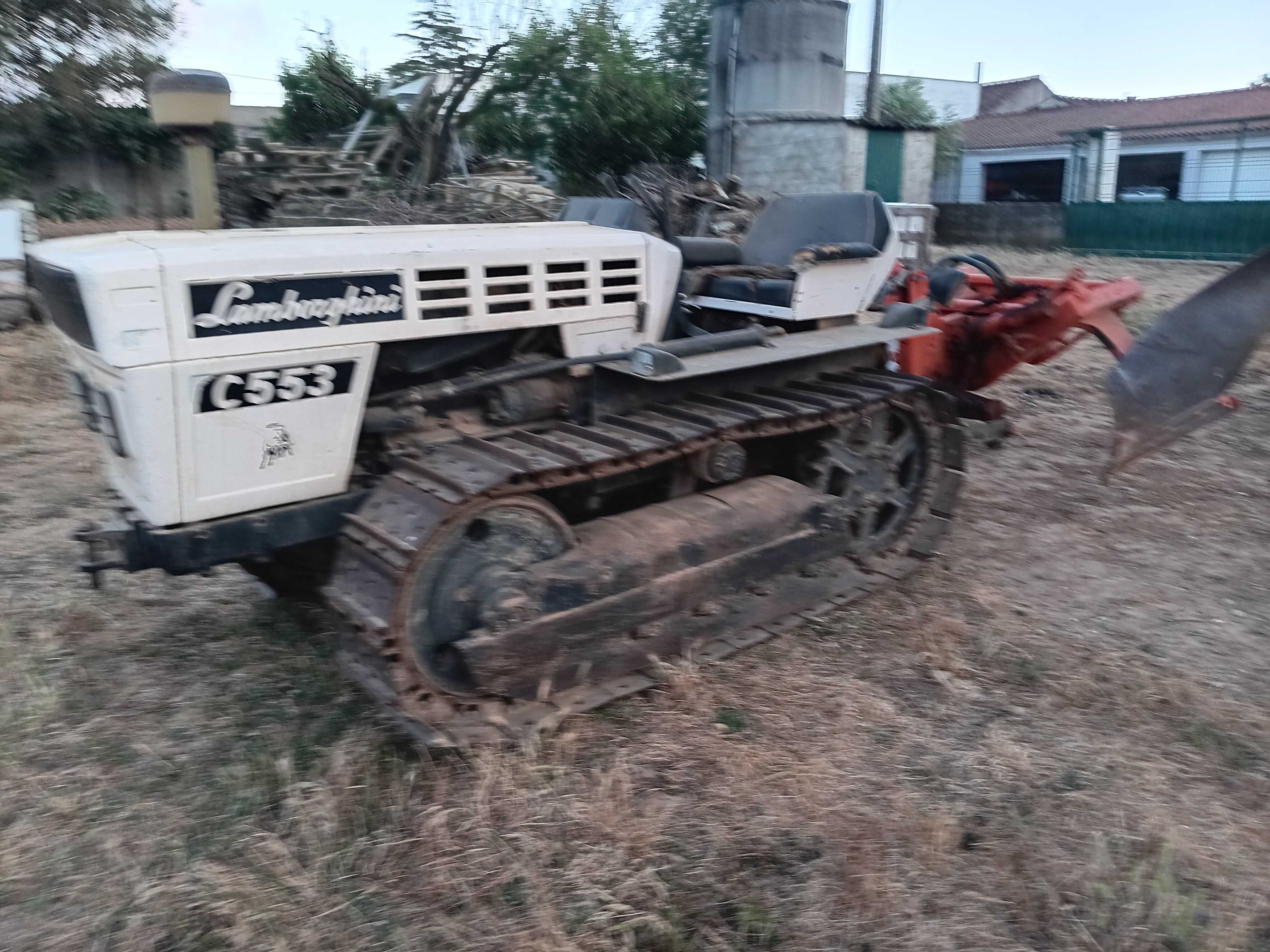 Trator de rastos Lamborghini C553 com charrua hidráulica galucho