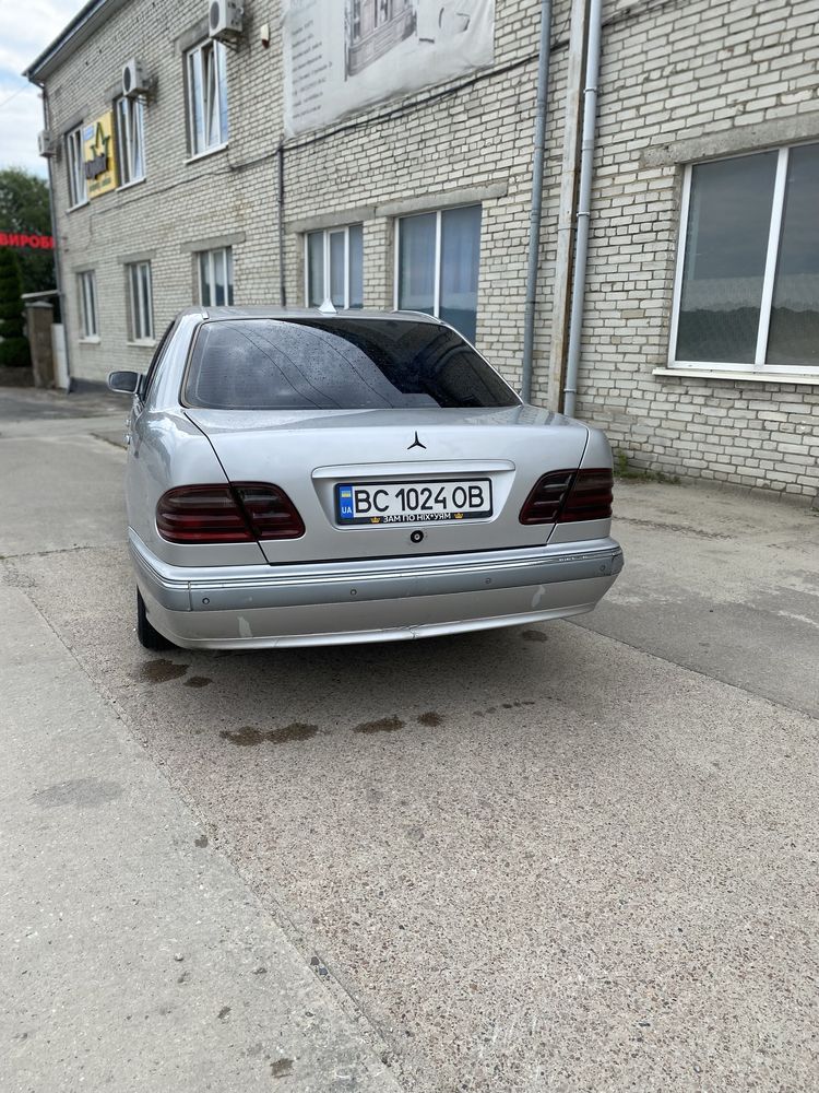 Mersedes W210 автомобіль мерседес бенз Е280