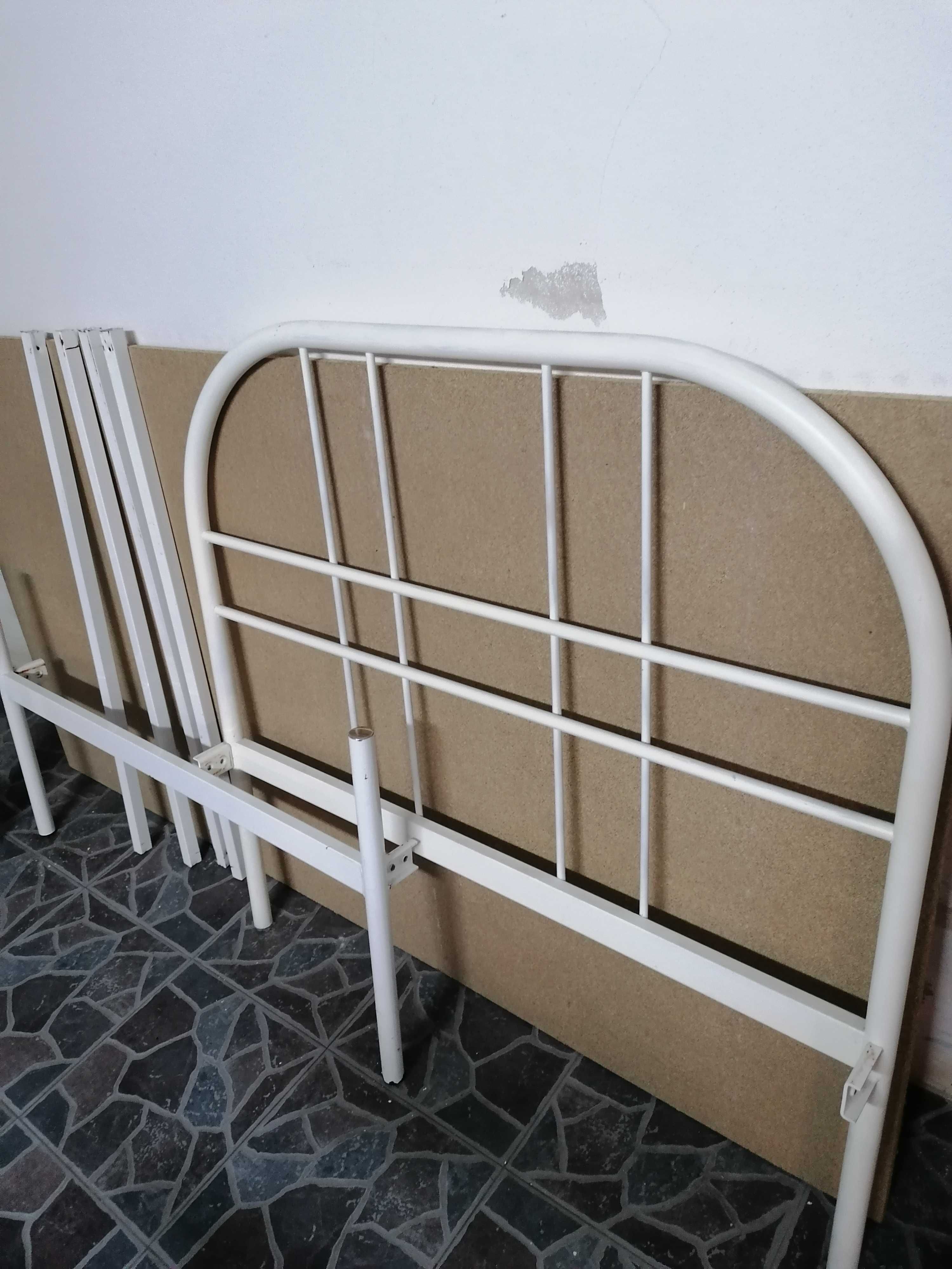 Cama de Ferro com estrado