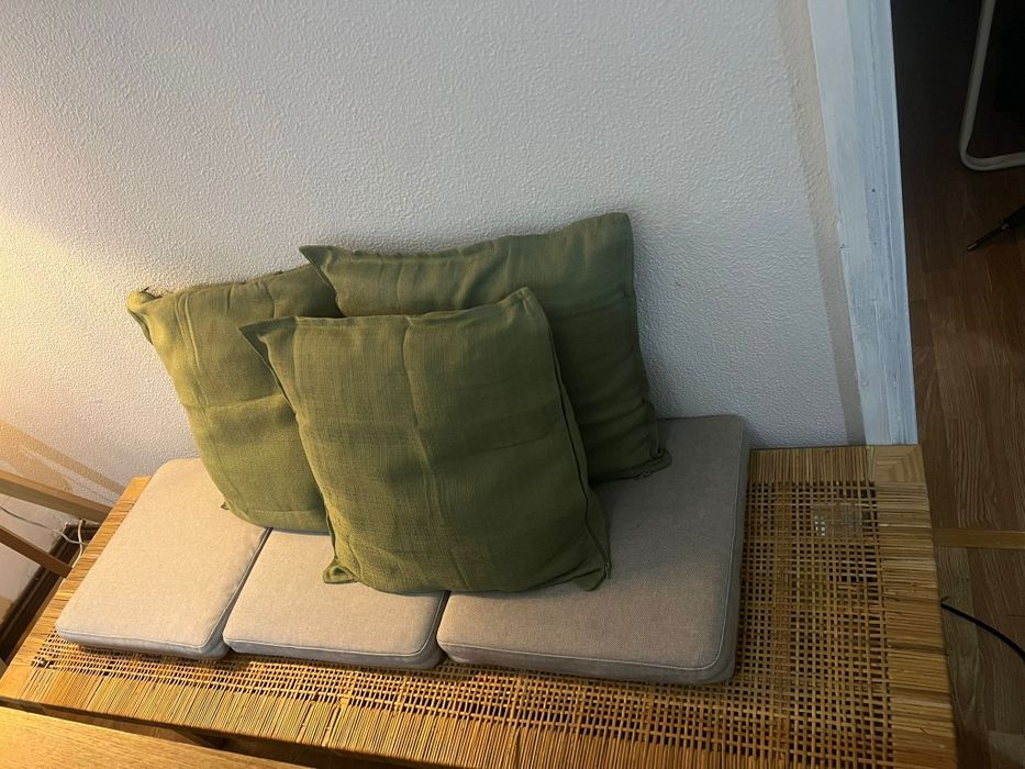 Mesa e banco oferta almofadas