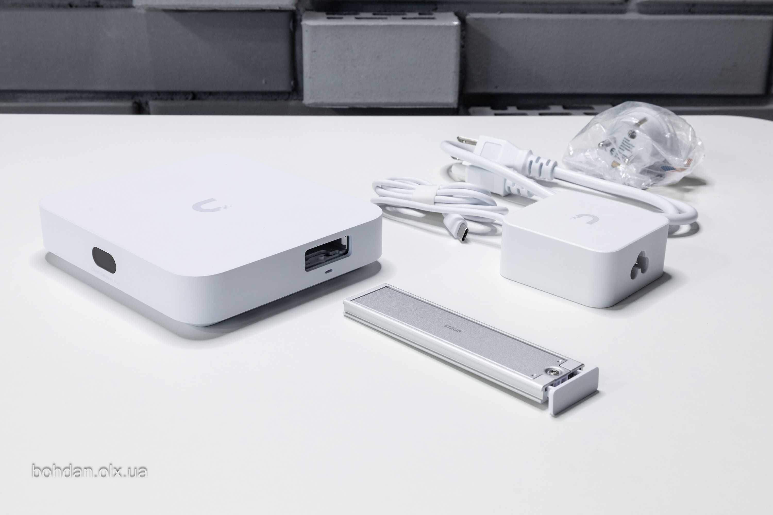 Ubiquiti UniFi Cloud Gateway Max (UCG-Max-NS) + M.2 SSD Tray
